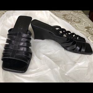 Black ribbed strap sandal